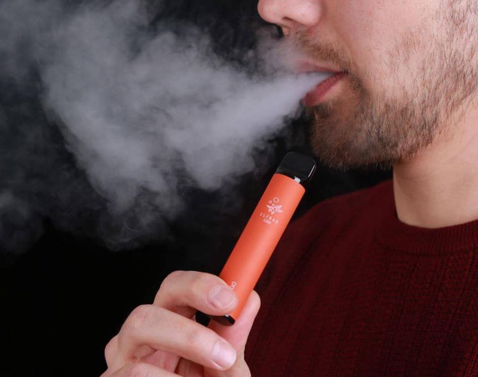a man vaping an elf bar for how long do elf bars last
